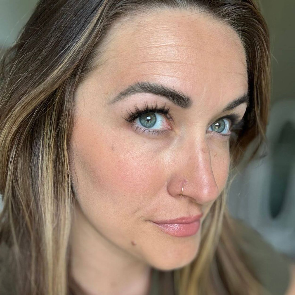 Magnetic, no-glue lashes that snap on in seconds for a natural, lifted look. Lightweight, comfortable, and reusable